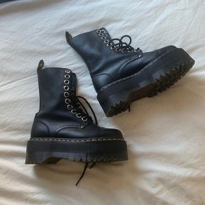 New season F21 - W22
DR. MARTENS
Dr. Martens Sinclair Hi Max Pebbled Leather